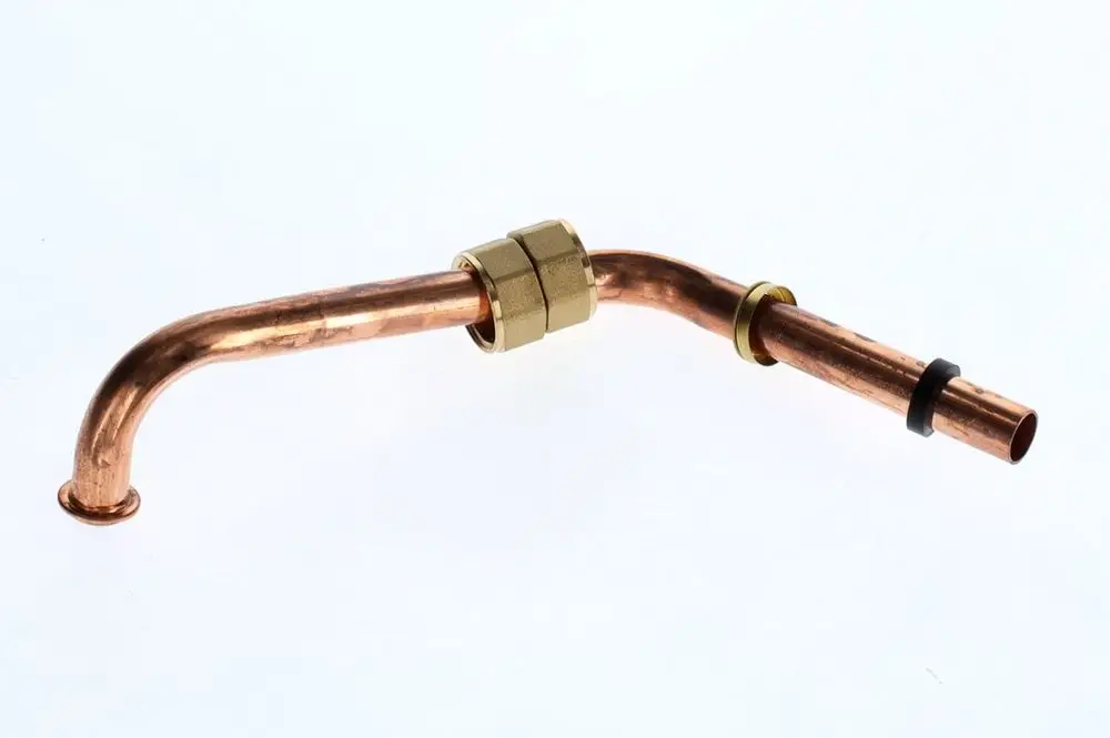 Verbindungsrohr aus Kupfer mit einem goldfarbenen und zwei schwarzen Dichtungen, hergestellt von Bosch.
